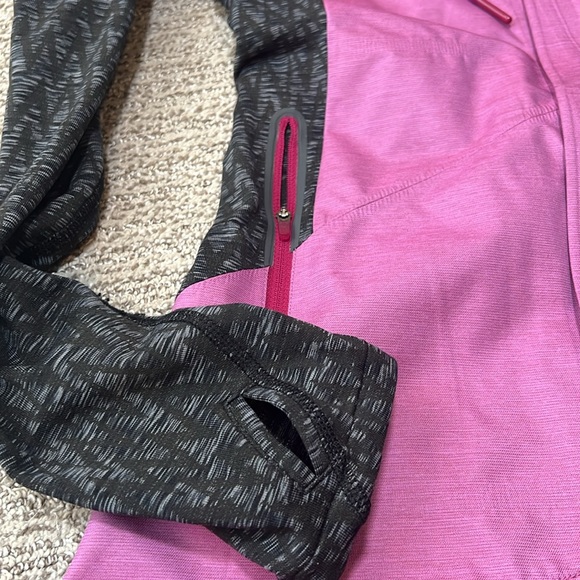 The north face jacket, hooded, and wind resistant - Picture 5 of 16